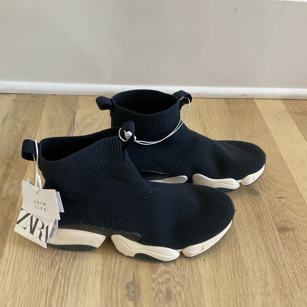 Zara Black Slip-On Sneakers Size 3 1/2